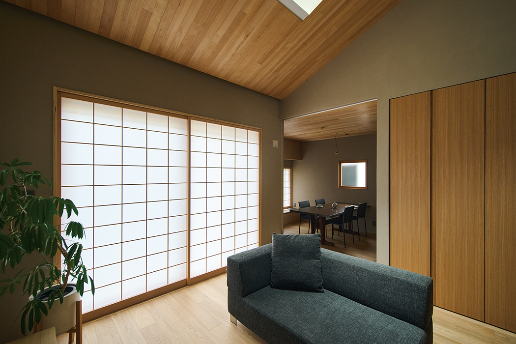 開放感のある勾配天井。米栂の天井材。自然光による明るさを確保するため、トップライトも施している。