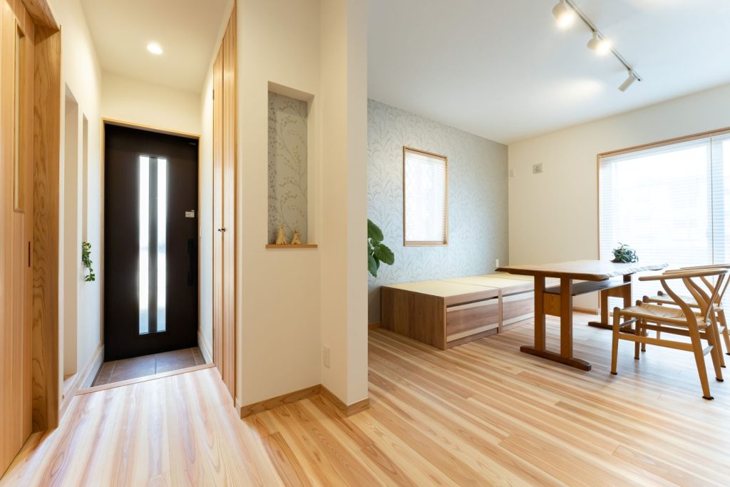 奈良県大和郡山市スペースマイン_新築注文住宅_ダイニングと玄関